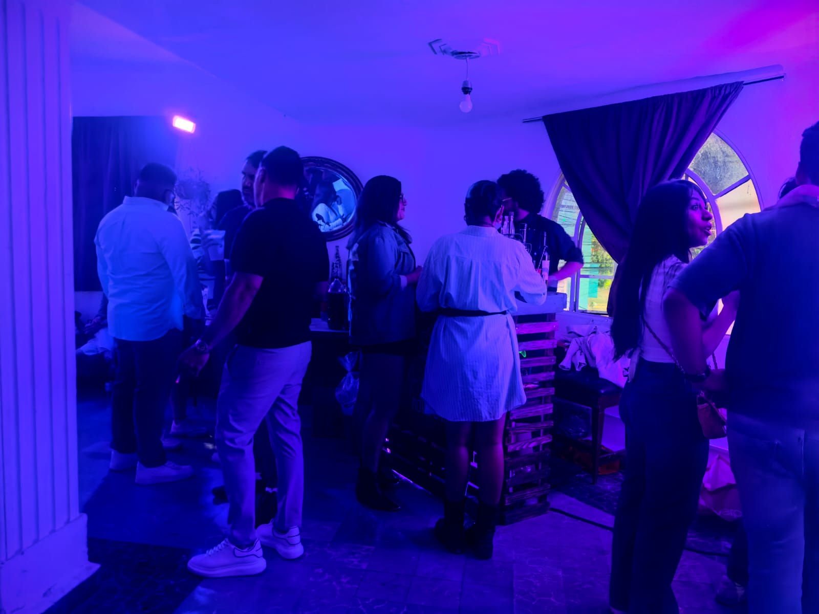Invitados celebrando durante una fiesta privada